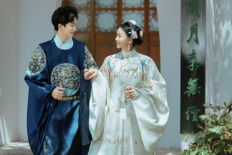 超甜汉服婚纱照，谁不羡慕青梅竹马般甜甜的爱情~